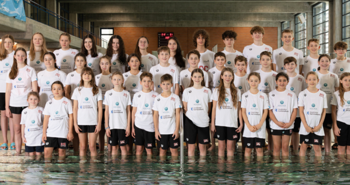 Gruppenfoto der jungen Schwimmerinnen und Schwimmer des Schwimmclub Chur im Hallenbad